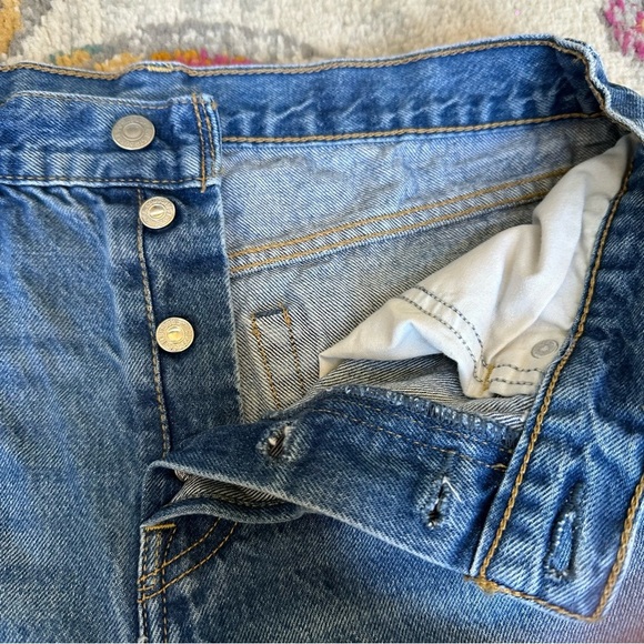 Red Line Selvedge Levi’s Icon Distressed Wedgie Fit Jean - Picture 7 of 16